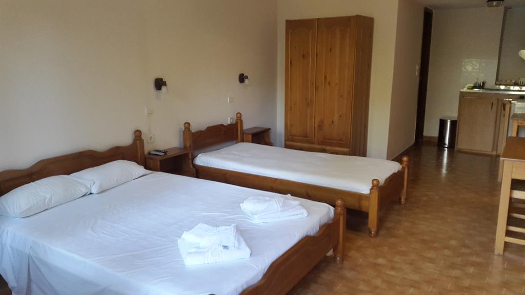 Stelios Rooms Palaiochora Exterior foto